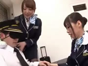 日本機長被多名空服群交亂插